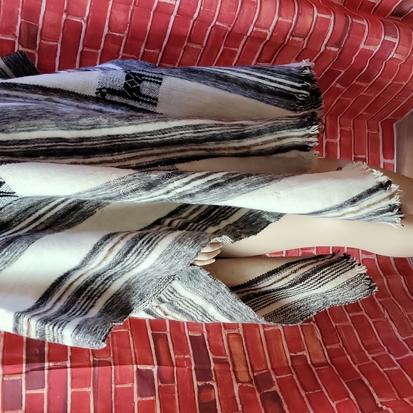 Classic Alpaca wool Hand made Poncho from Peru - unisex REVERSIBLE - Picture 9 of 16